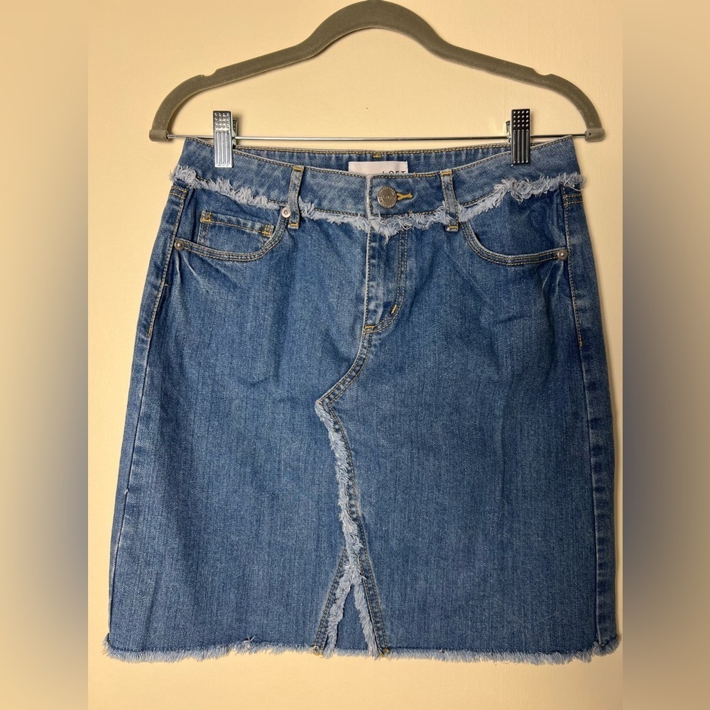 Loft Womens Mini Skirt size 0 Mid-Rise Raw Waist Fringe Blue Denim Y2K Casual‎